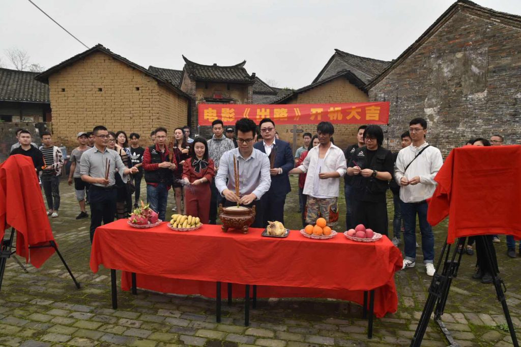 《出路》中赵梦的父亲赵实代表着天下最普通的最本质父母心-《出路》纪录片电影完整版-高考、中专生、大专生出路在哪?